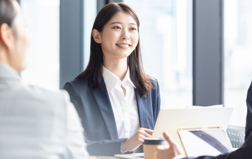 広告代理店の経理業務における問い合わせ対応やSalesforceの運用改善について説明するコクーの支援担当者